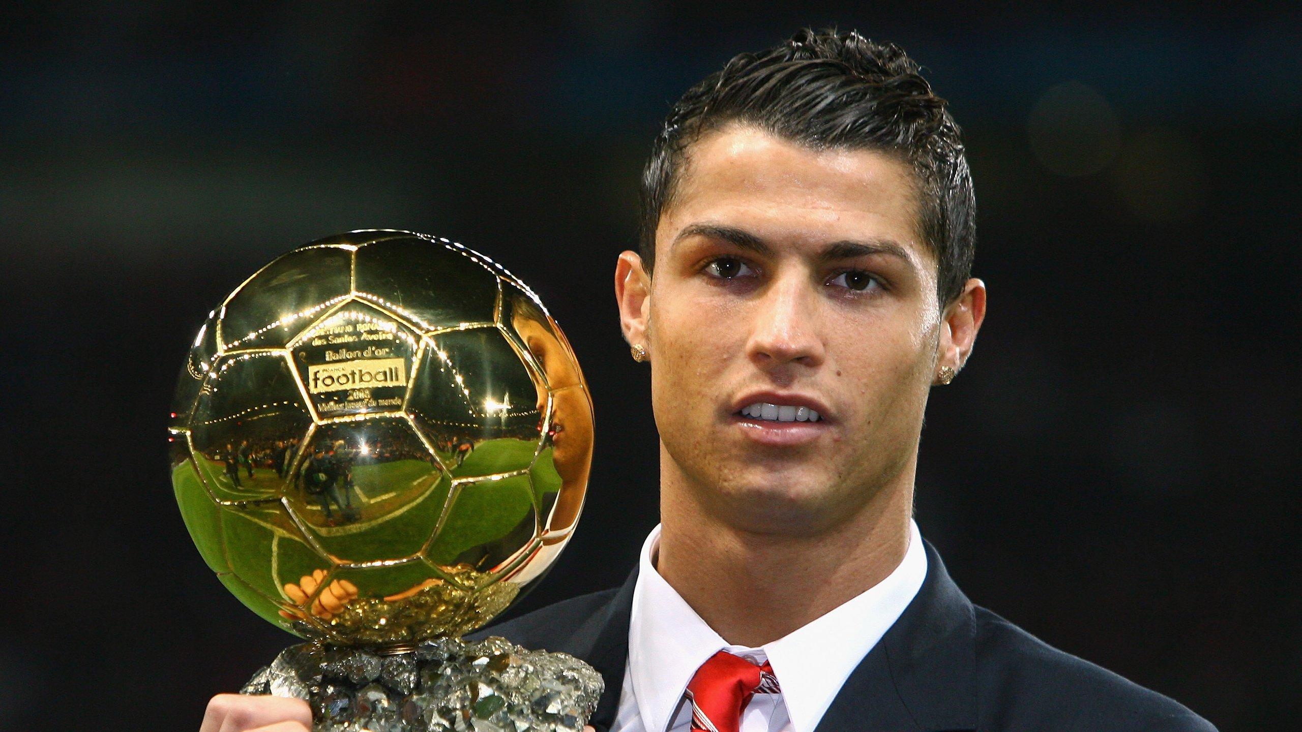 球场温情时刻，内马尔爱女意外被球击中 巨星父亲展露柔情一面